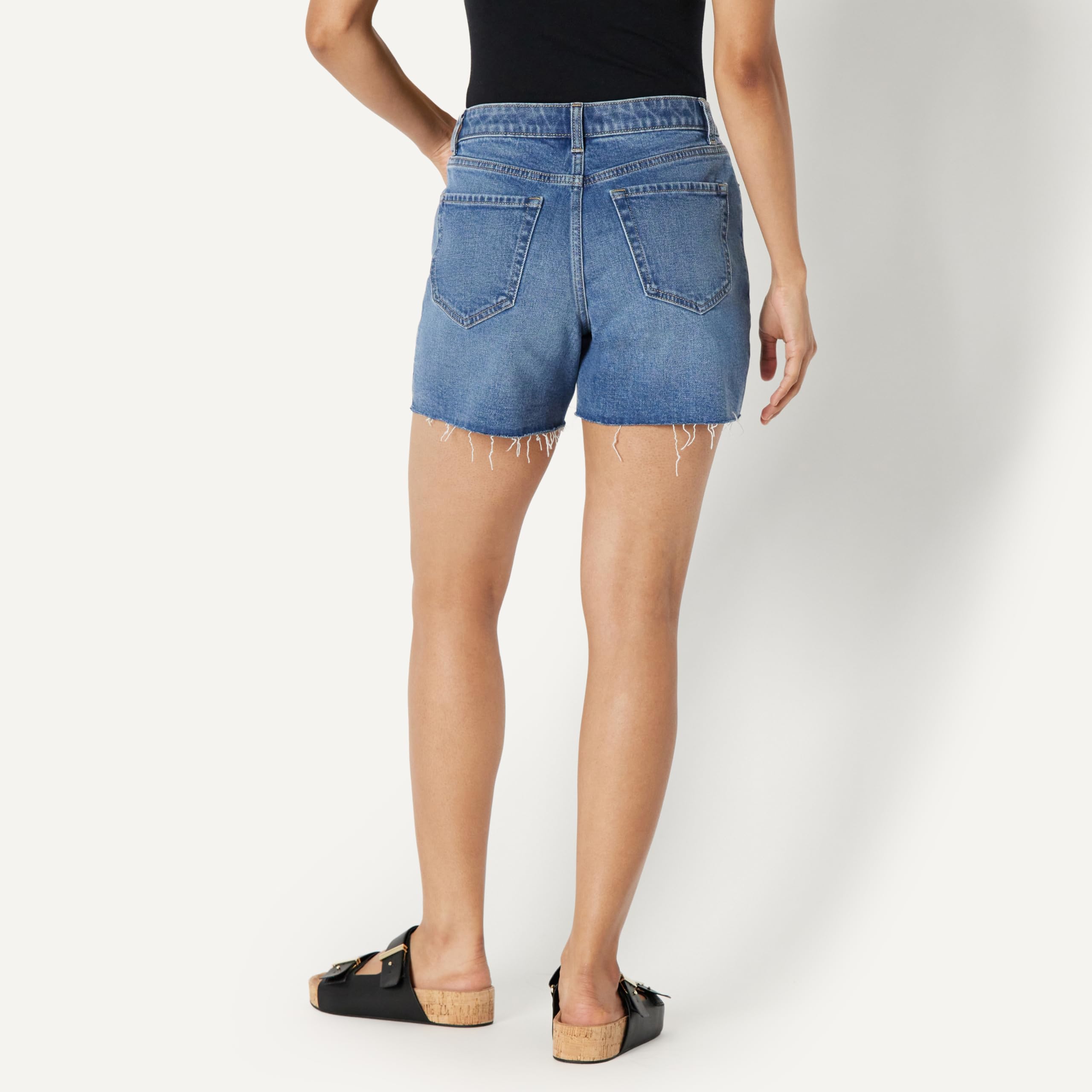 Amazon Essentials Women's Low Stretch Mid-Rise Regular-Fit Jean Short